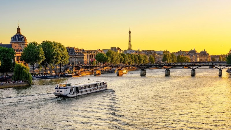 7 Days in Paris - Discover the romantic city of Paris with its famous landmarks and cuisine